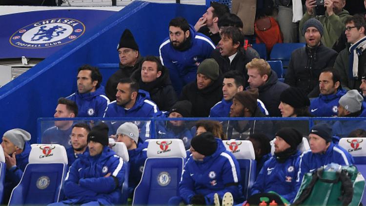 Antonio Conte duduk di tribun penonton. Copyright: INDOSPORT