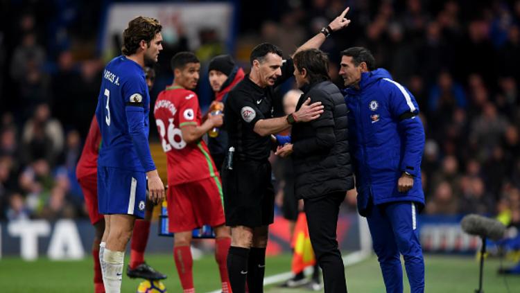 Antonio Conte berdebat dengan wasit. Copyright: INDOSPORT