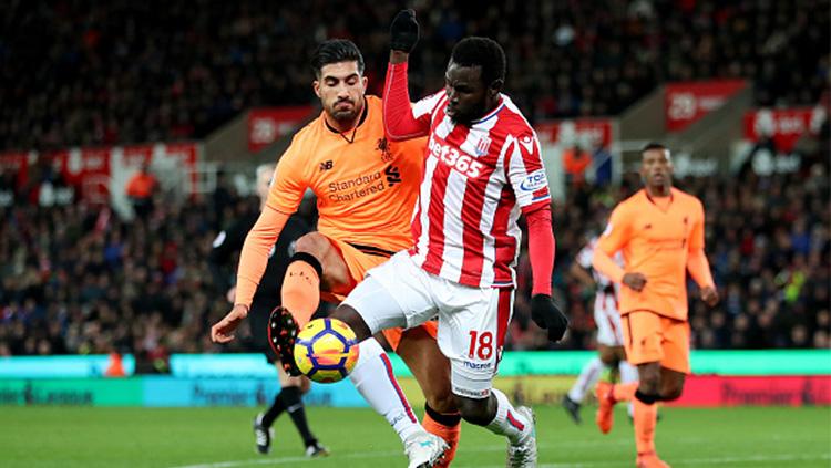 Mame Biram Diouf berjibaku dengan Emre Can. Copyright: INDOSPORT