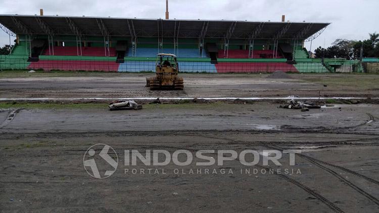 Kondisi Stadion Teladan yang masih menjalani renovasi. Copyright: Indosport/Kesuma Ramadhan