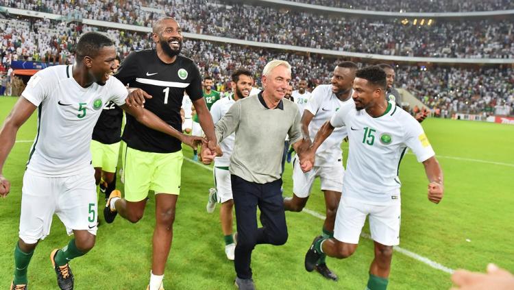Bert Van Marwijk (tengah) saat membawa Timnas Arab Saudi lolos. - INDOSPORT