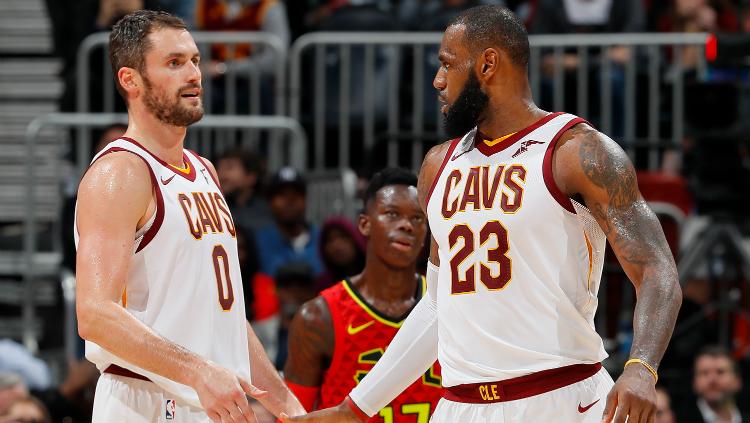 Kevin Love (kiri) dan LeBron James cetak double-double untuk Cleveland Cavaliers saat kalahkan Atlanta Hawks. Copyright: INDOSPORT