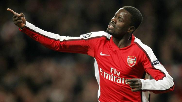 Emmanuel Eboue kala masih berseragam Arsenal. - INDOSPORT