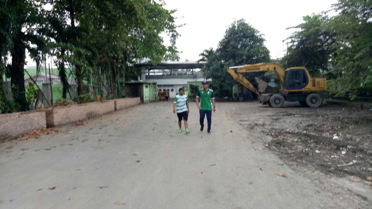 Pelatih kiper PSMS Medan penuhi nazarnya. Copyright: Indosport/Kesuma Ramadhan