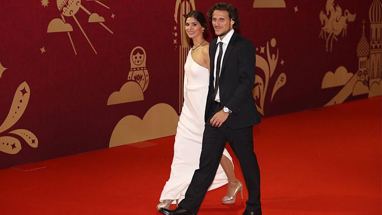Diego Forlan dan sang istri saat memasuki tempat drawing Piala Dunia 2018.