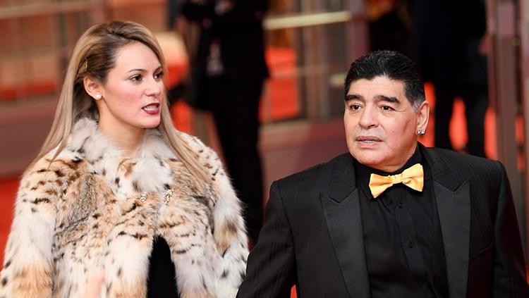 Diego Maradona ditemani sang kekasih, Rocio Oliva yang gunakan jaket dari kulit harimau. Copyright: Getty Images