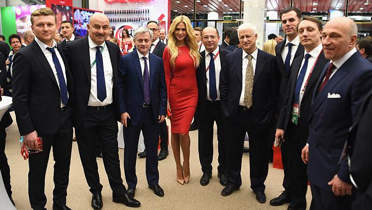 Mantan Miss Rusia, Viktoria Lopyrev berbalutkan dress merah ketat yang menarik perhatian kaum Adam.