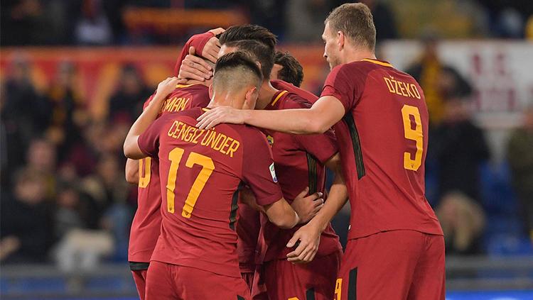 Skuat AS Roma saat merayakan kemenangan atas SPAL. Copyright: asroma.com