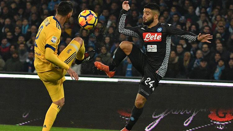 Juventus sukses memangkas jarak dengan Napoli. Copyright: SSCNAPOLI