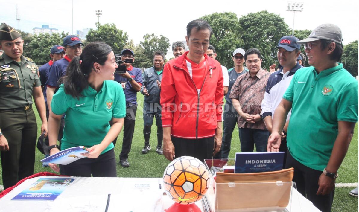 Presiden Joko Widodo juga mendapatkan jaket Timnas Indonesia dari PSSI. Copyright: Herry Ibrahim/INDOSPORT