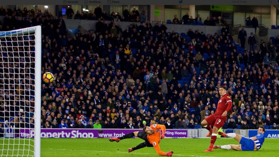 Firmino mencetak gol ke gawang Brighton. Copyright: Twitter Liverpool