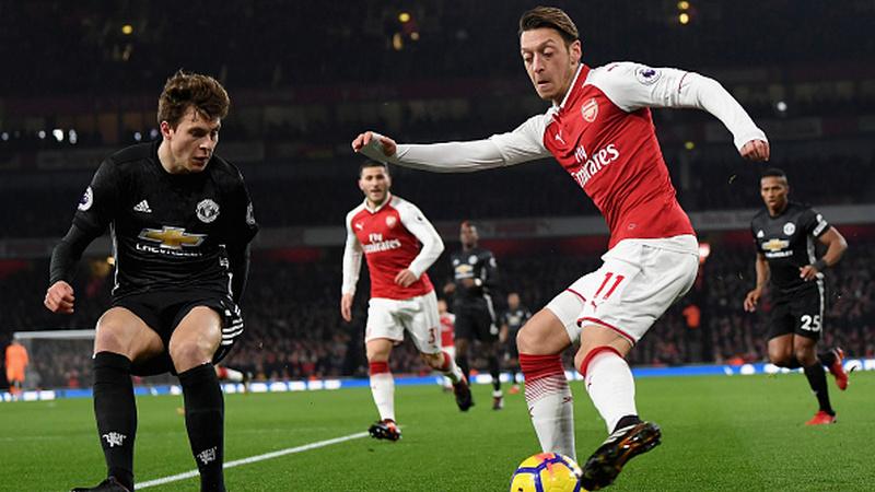 Mesut Ozil saat berhadapan dengan Victor Lindelof. Copyright: INDOSPORT