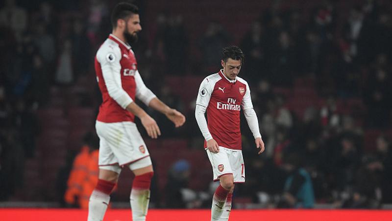 Mesut Ozil dan Olivier Giroud tertunduk lesu pasca menelan kekalahan dari Man United. Copyright: INDOSPORT