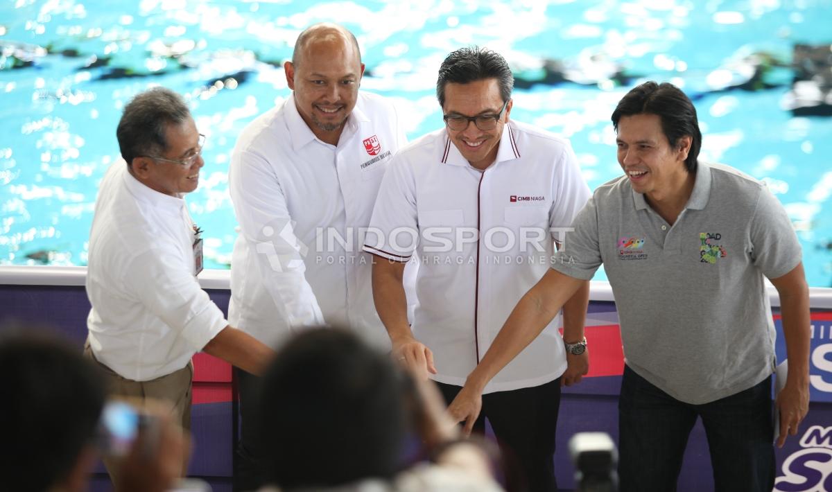 Ki-ka: Direktur Pembangunan dan Pengembangan Usaha PPKGBK Gatot Tetuko, Waketum PB PRSI Harlin Rahardjo, Presiden Direktur CiMB Niaga Tigor Siahaan, dan Kabid Bin Pres PB PRSI Wisnu Wardhan pada acara jumpa pers Indonesia Open Aquatics Chamopionship 2017.