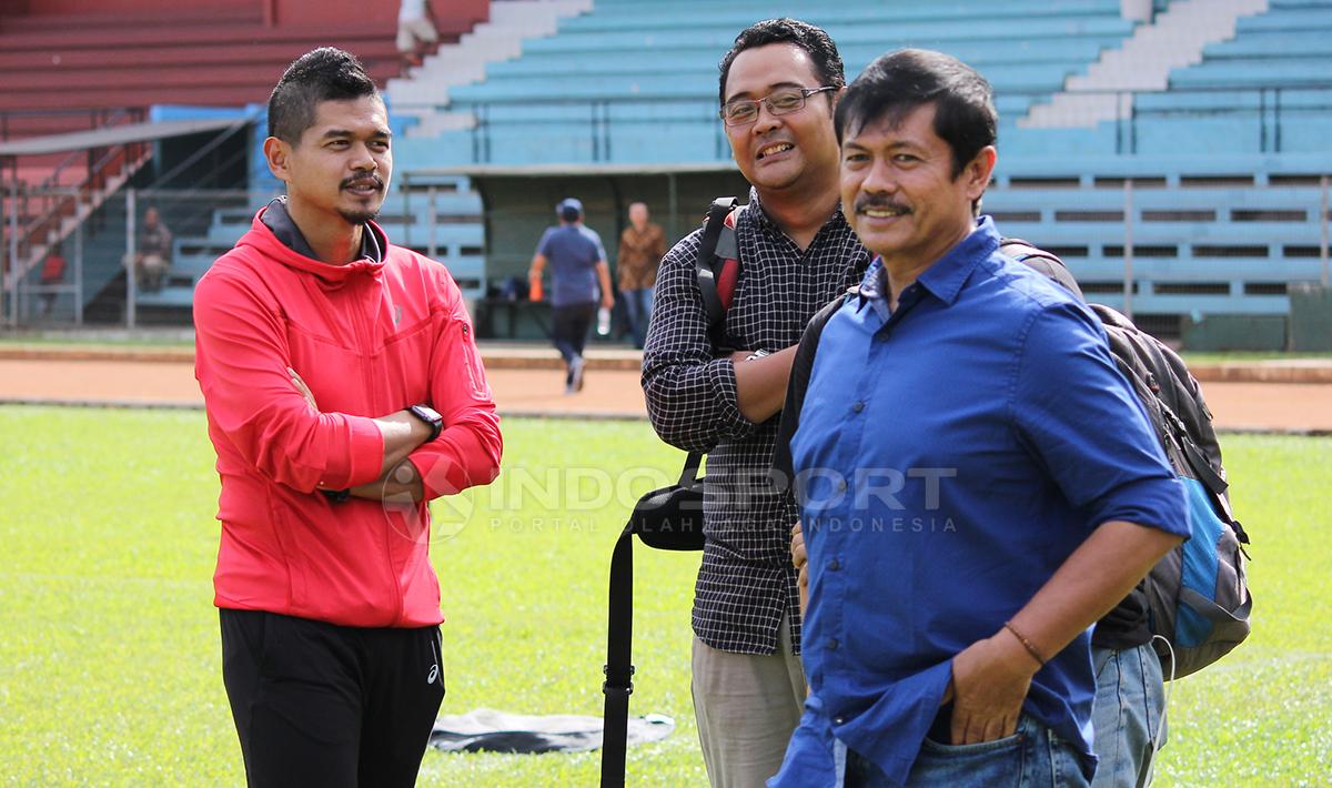 Bambang Pamungkas sedang berdiskusi dengan coach Indra Sjafri.