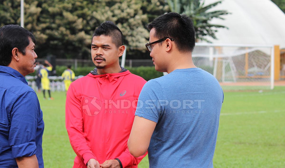 Bambang Pamungkas sedang berdiskusi dengan coach Indra Sjafri. Copyright: Wildan Hamdani/INDOSPORT