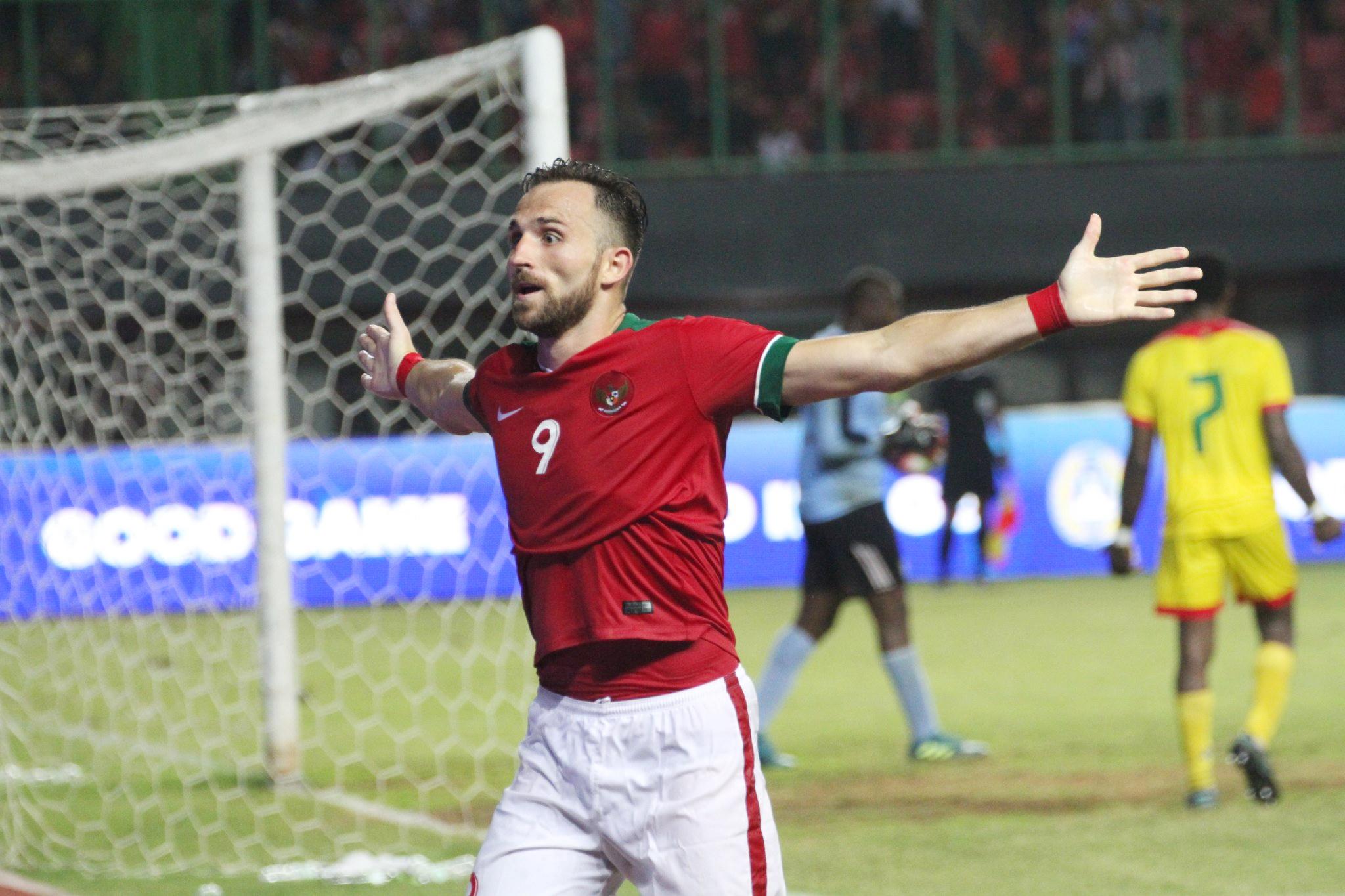 Ilija Spasojevic melakukan selebrasi usai cetak gol.