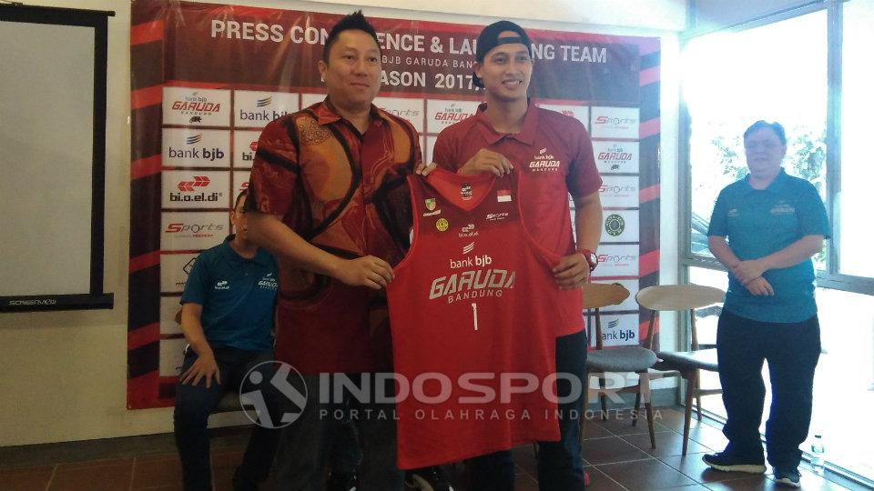 Launching Tim Garuda Bandung untuk IBL 2017/18. Copyright: INDOSPORT/ Gita Agiet