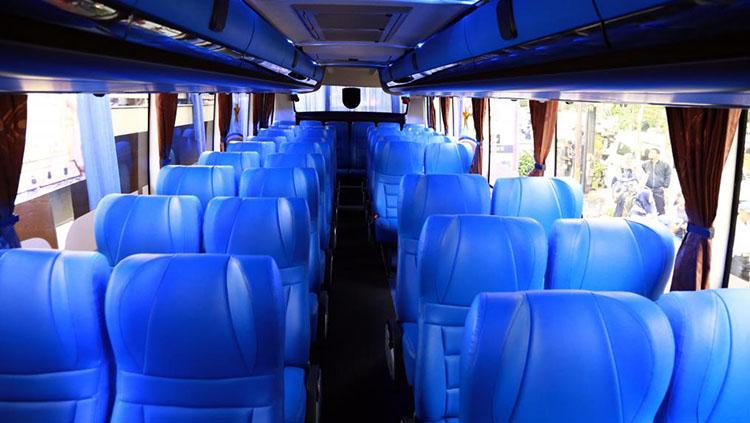 Interior bus Persib yang dominan warna biru. Copyright: Pikiran Rakyat