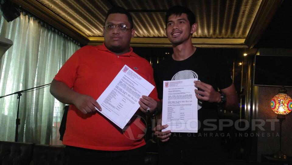Firdaus Ramadhan saat menandatangani denagn Borneo FC. Copyright: Petrus Manus DaYerimon/Indosport.com