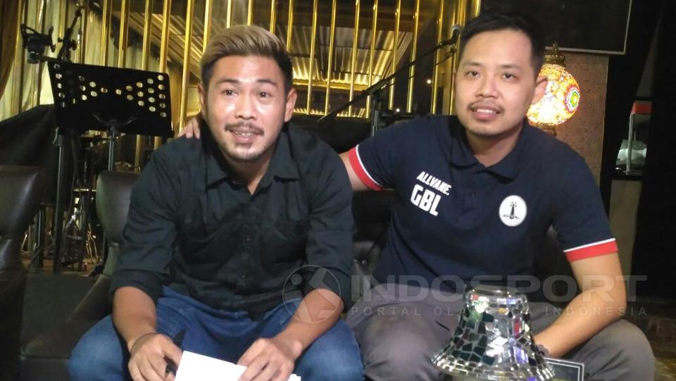 Edi Gunawan saat menandatangani denagn Borneo FC. Copyright: Petrus Manus DaYerimon/Indosport.com