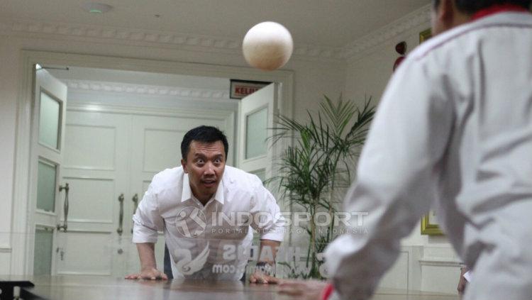 Imam Nahrawi bermain headis.