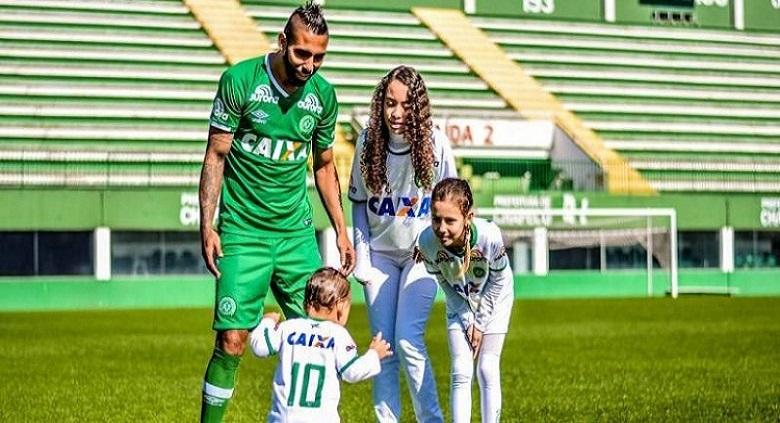 Demerson Bruno Costa saat masih memperkuat Chapecoense. Copyright: Instagram/demersonbruno