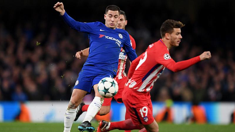 Eden Hazard dikawal ketat pemain Atletico Madrid. Copyright: INDOSPORT