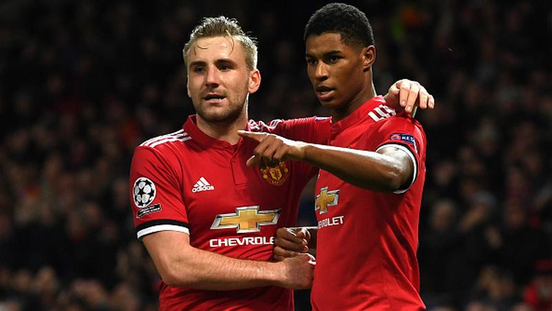 Marcus Rashford merayakan gol kemenangan MU dengan Luke Shaw. Copyright: INDOSPORT