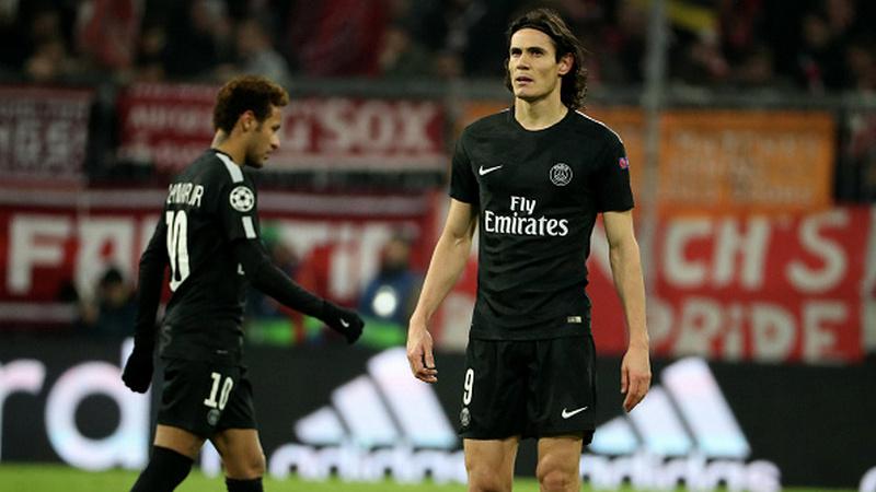 Neymar dan Cavani pasrah atas kekalahan dari Bayern Munchen. Copyright: INDOSPORT