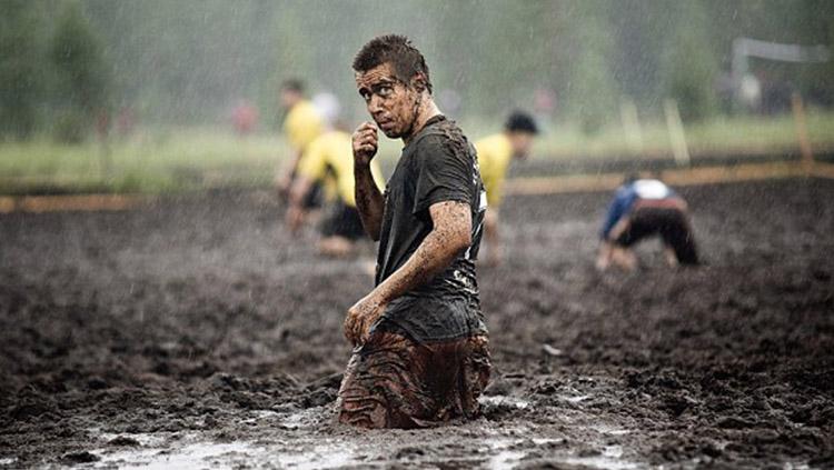 Sepakbola lapangan lumpur dimainkan di Finlandia. Copyright: EPA