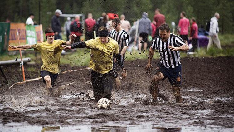 Sepakbola lapangan lumpur dimainkan di Finlandia. Copyright: EPA