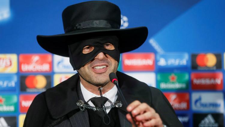 Paulo Fonseca tampil dengan topeng Zorro Copyright: Internet