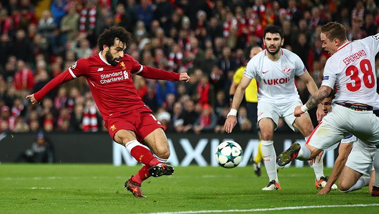 Beberapa pemain Spartak Moskow tidak bisa menghalau tendangan Mohammed Salah. Copyright: INDOSPORT