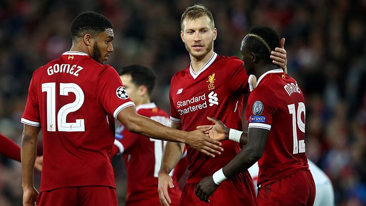 Joe Gomez dan Ragnar Klavan merayakan gol Sadio Mane. Copyright: INDOSPORT