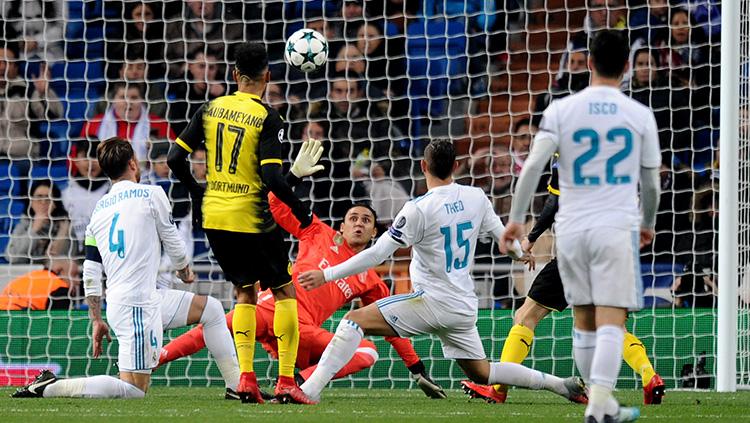 Momen Pierre-Emerick Aubameyang mencetak gol ke gawang Real Madrid. Copyright: INDOSPORT