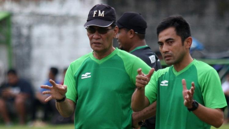 Pelatih PSS Sleman Freddy Mulli (kiri) bersama asisten Seto Nurdiyantoro. Copyright: Topskor/Sri Nugroho