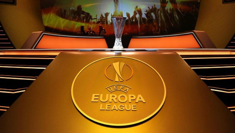 Trofi Liga Europa. Copyright: INDOSPORT