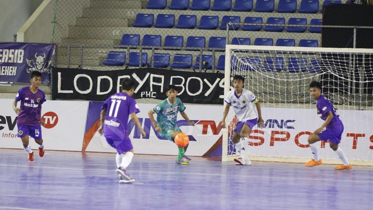 Situasi pertandingan DLS FC Banyuwangi vs Garkindo. Copyright: Petrus Manus Da Yerimon/INDOSPORT