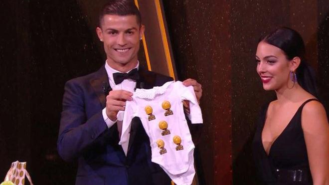 Cristiano Ronaldo memberikan hadiah untuk sang anak. Copyright: Marca