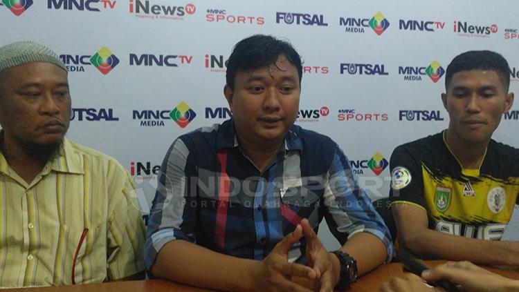 Pelatih dan pemain Dumai FC dalam jumpa pers. - INDOSPORT