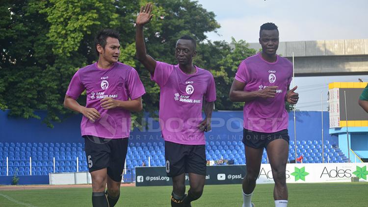 Dua pemain asing Sriwijaya FC asal Mali Makan Konate dan Mahamadou N’Diaye jalani latihan perdana bersama Sriwijaya FC. - INDOSPORT