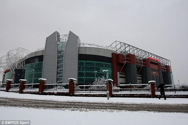 Old Trafford tertutup salju tebal. Copyright: Daily Mail