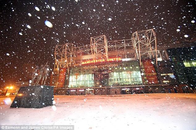 Old Trafford tertutup salju tebal. Copyright: Daily Mail