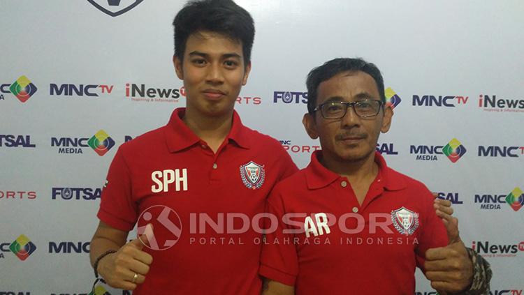 Ade Tasyan (kiri) pelatih FC Binjai. Copyright: Indosport/Petrus Manus Da Yerimon