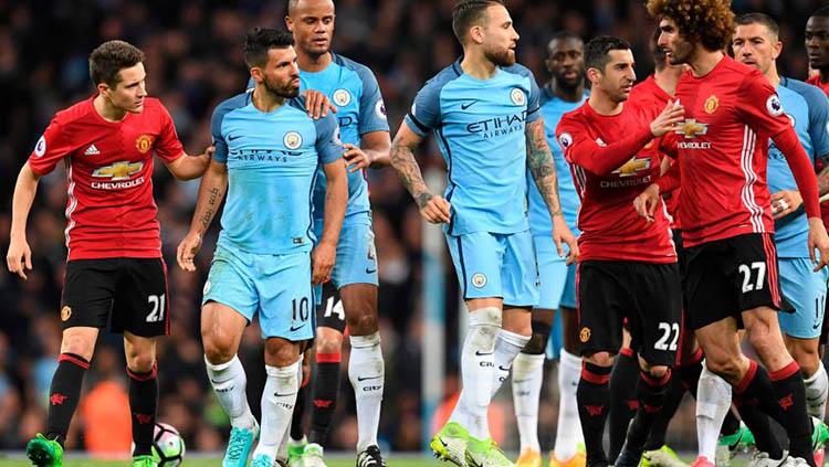 Manchester United saat bertemu Manchester City musim lalu. Copyright: The Sun