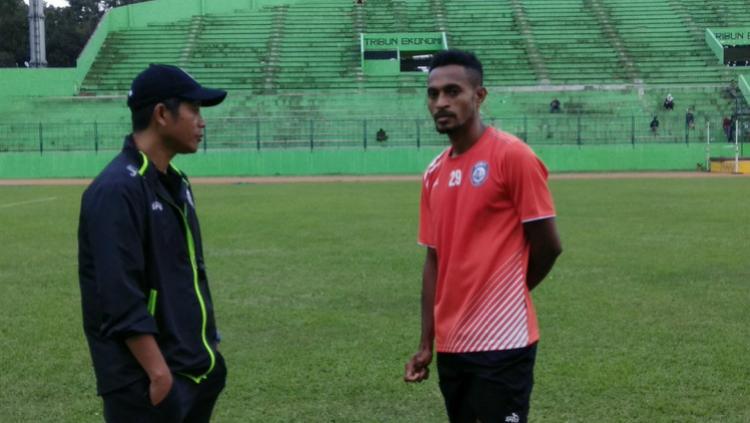 Marko Markus Kabiay berbincang dengan Joko Susilo Copyright: Internet