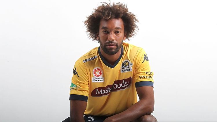 Isaka Cernak saat masih berseragam Central Coast Mariners.
