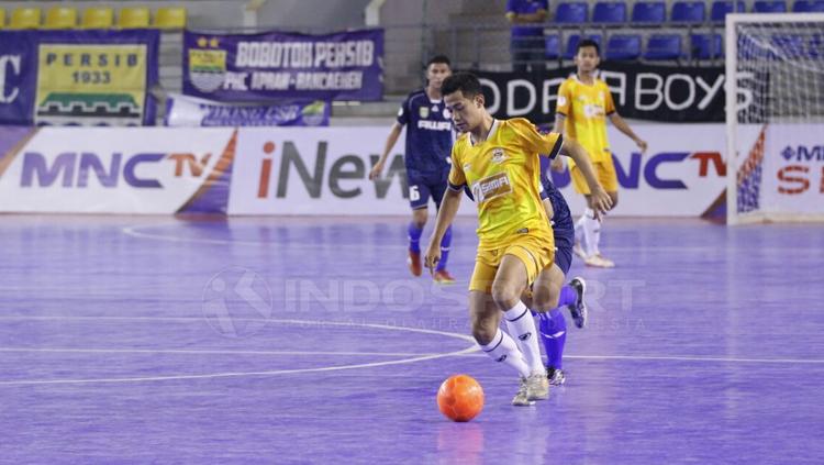 Pemain DLS FC (Kuning) mengontrol bola. Copyright: Petrus Manus Da Yerimon/INDOSPORT