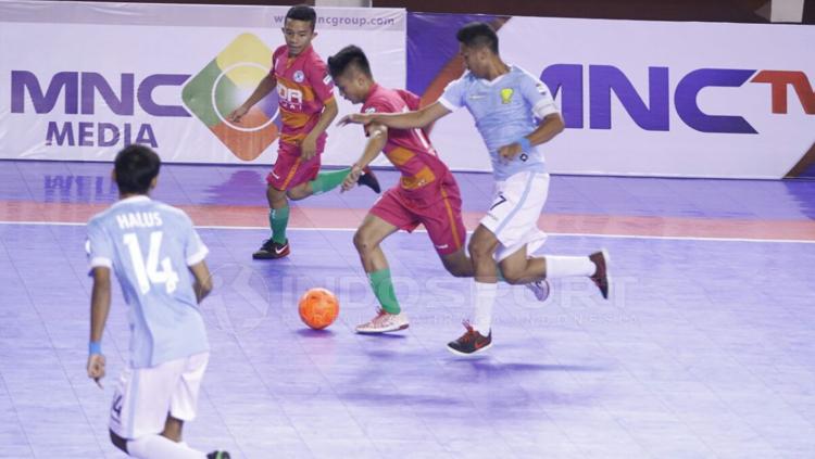 Pemain FC Binjai (Merah) saat mengontrol bola dari pemain Deking's (Biru Muda).